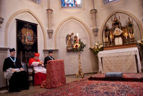 SER le Cardinal Burke assiste aux Offices
